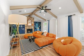 Chimenea, reproductor de DVD y estéreo 