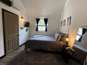 1 bedroom, WiFi, bed sheets - Private Earth Home Retreat, mini goats, fire pits and more - unit A (Littleton)