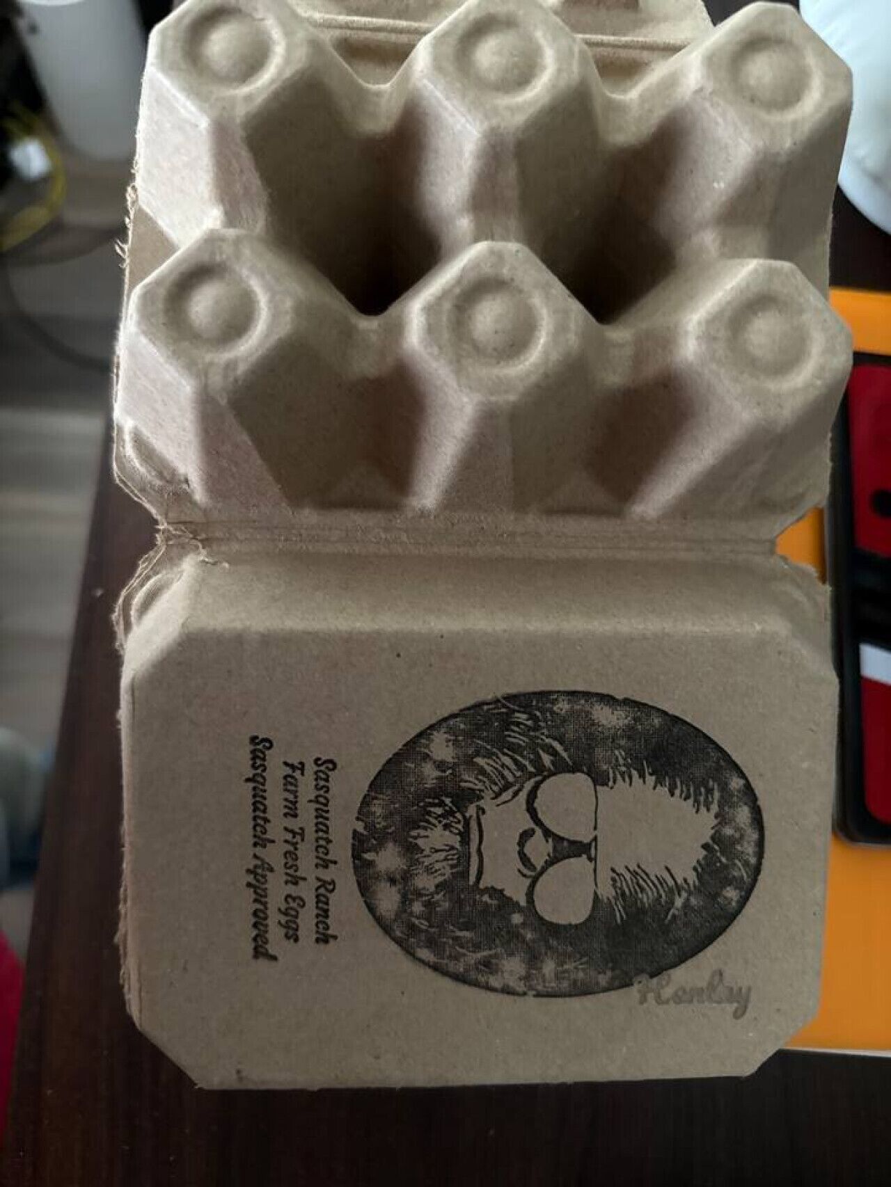 Eine aus Pappe gefertigte Eierverpackung mit aufgedrucktem Design und Text.