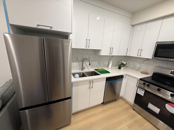 Private kitchen - Cozy 1-bedroom with living room for your perfect retreat (Edmonton)