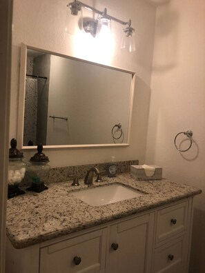 Secadora de cabello, toallas, jabón, shampoo 