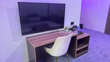 Royal Suite | Desk, laptop workspace, iron/ironing board, free WiFi