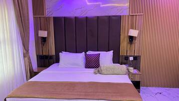 Suite estudio exclusiva, vista a la ciudad | Escritorio y espacio para trabajar con laptop