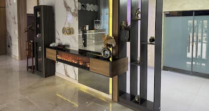 Silver Gate Hotel and Suites