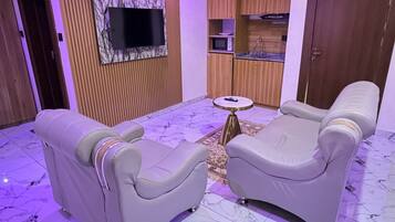 Suite monolocale Exclusive, vista città | Una scrivania, postazione laptop, ferro/asse da stiro, Wi-Fi gratuito