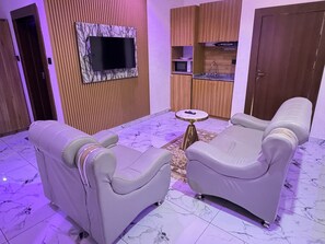 Exclusive Studio Suite, City View | Meja, ruang kerja komputer riba, seterika/papan seterika, Wi-fi percuma 