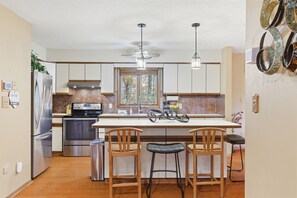 ثلاجة، ميكروويف، فرن، موقد طهي مسطح