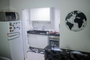 Kjøleskap, mikrobølgeovn, ovn og kokeplater