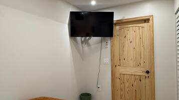 1 bedroom, WiFi (free), bed sheets