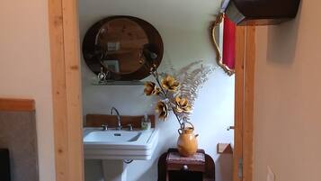 Douche, serviettes fournies, papier toilette