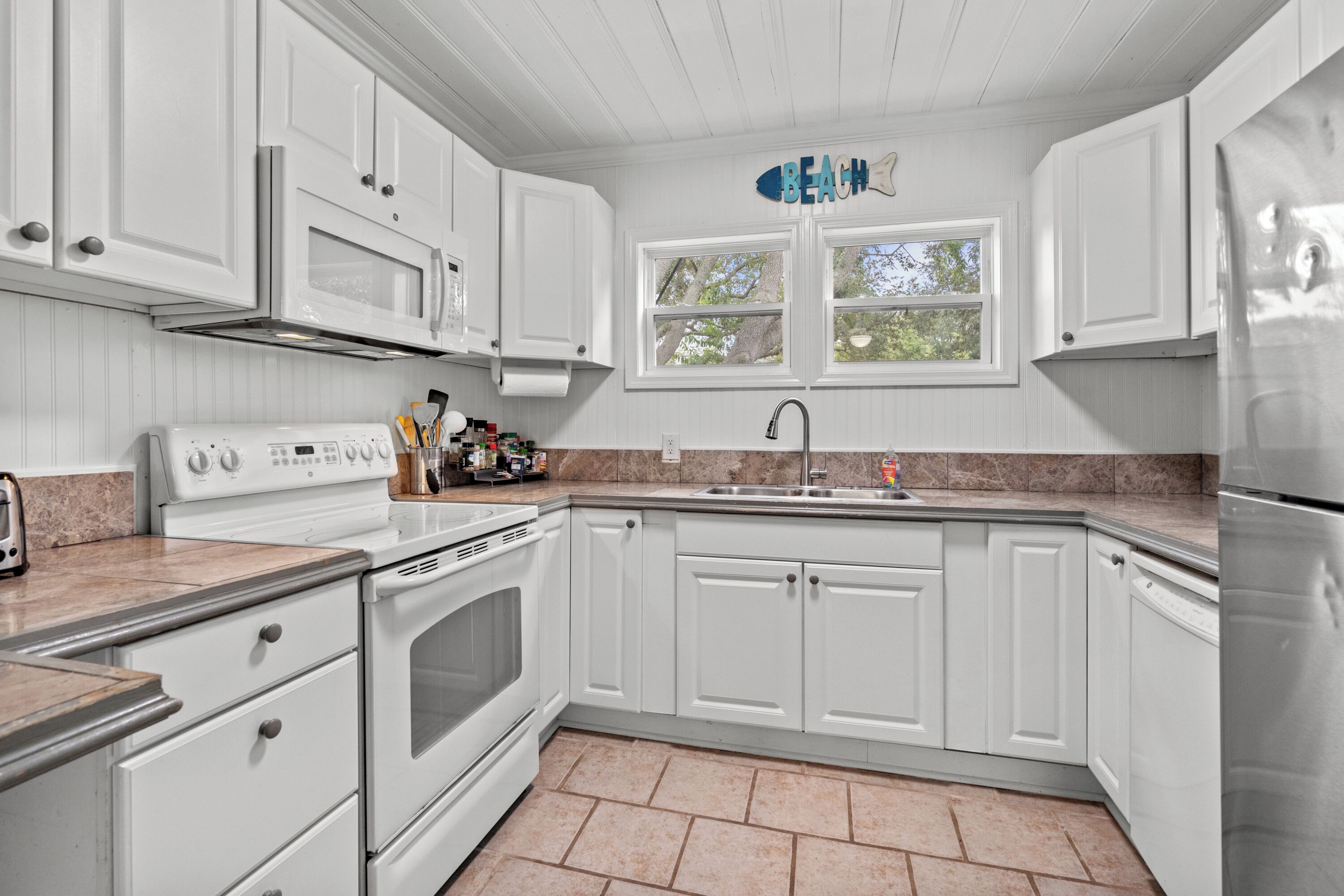 Microondas, horno, parrilla de estufa y lavavajillas 