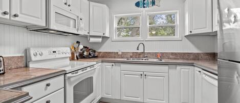 Microondas, horno, parrilla de estufa y lavavajillas