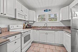 Mikrobølgeovn, ovn, kokeplater og oppvaskmaskin