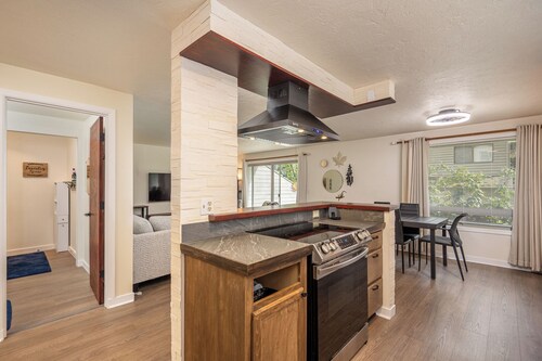 Cozy 3-Bedroom Townhome with AC - 3 Miles from OSU in Corvallis