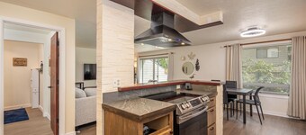 Cozy 3-Bedroom Townhome with AC - 3 Miles from OSU in Corvallis