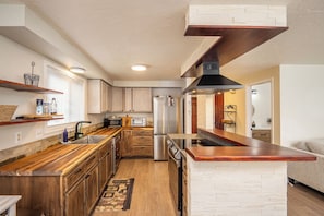 Microondas, horno, parrilla de estufa y lavavajillas 