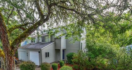 Cozy 3-Bedroom Townhome with AC - 3 Miles from OSU in Corvallis