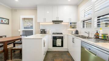 Een microgolfoven, een kookplaat, een vaatwasser