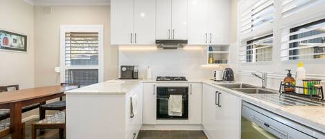 Mikrobølgeovn, kokeplater, oppvaskmaskin og kjøkkenutstyr