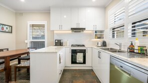 Microones, placa de cuina i rentaplats 