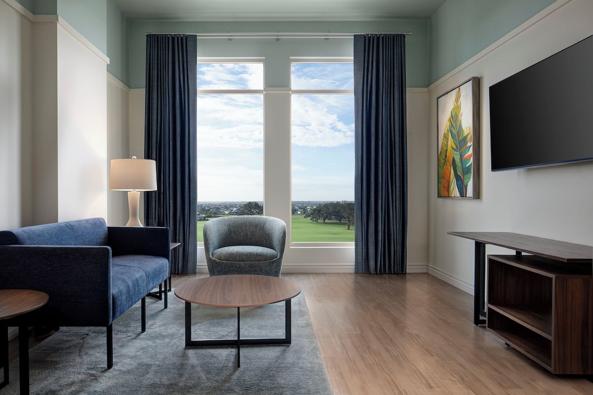 Junior Suite, 1 King Bed, Non Smoking | Living area