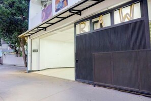 Unclassified image, 2 of 15, button - Hotel O Stasiun Cirebon Kejaksan Near Alun Alun Cirebon Formerly Family Homestay (Kedawung)
