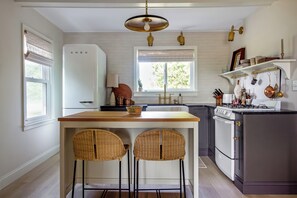 Refrigerador, microondas, cafetera y tetera y tetera eléctrica 
