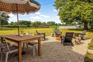 Outdoor dining - Stylish Country Escape in Fennville - w/Fire Pit (Fennville)