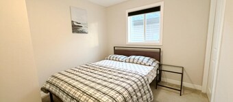 Bright 2BR stay in Skyview