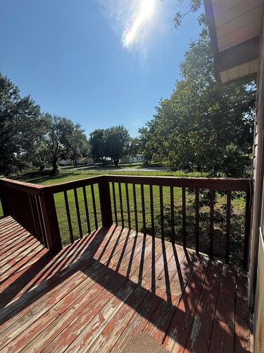 Cozy 2BR Main Floor Suite w/ Private Entrance and Huge Backyard Access