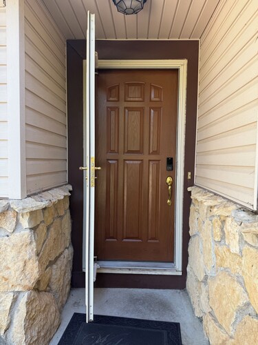 Cozy 2BR Main Floor Suite w/ Private Entrance and Huge Backyard Access