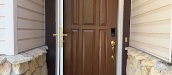 Cozy 2BR Main Floor Suite w/ Private Entrance and Huge Backyard Access