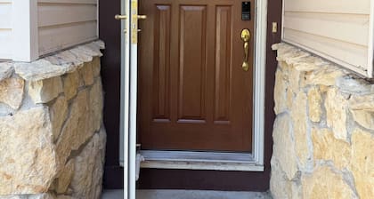 Cozy 2BR Main Floor Suite w/ Private Entrance and Huge Backyard Access