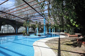 Una piscina al aire libre de temporada