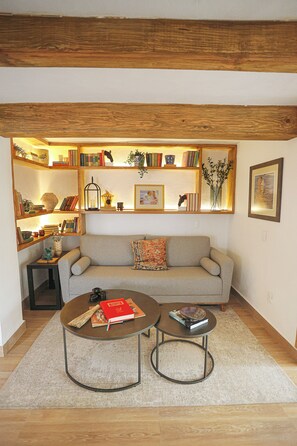 Deluxe Villa, Lake View | Living area