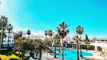 Una piscina techada, una piscina al aire libre de temporada