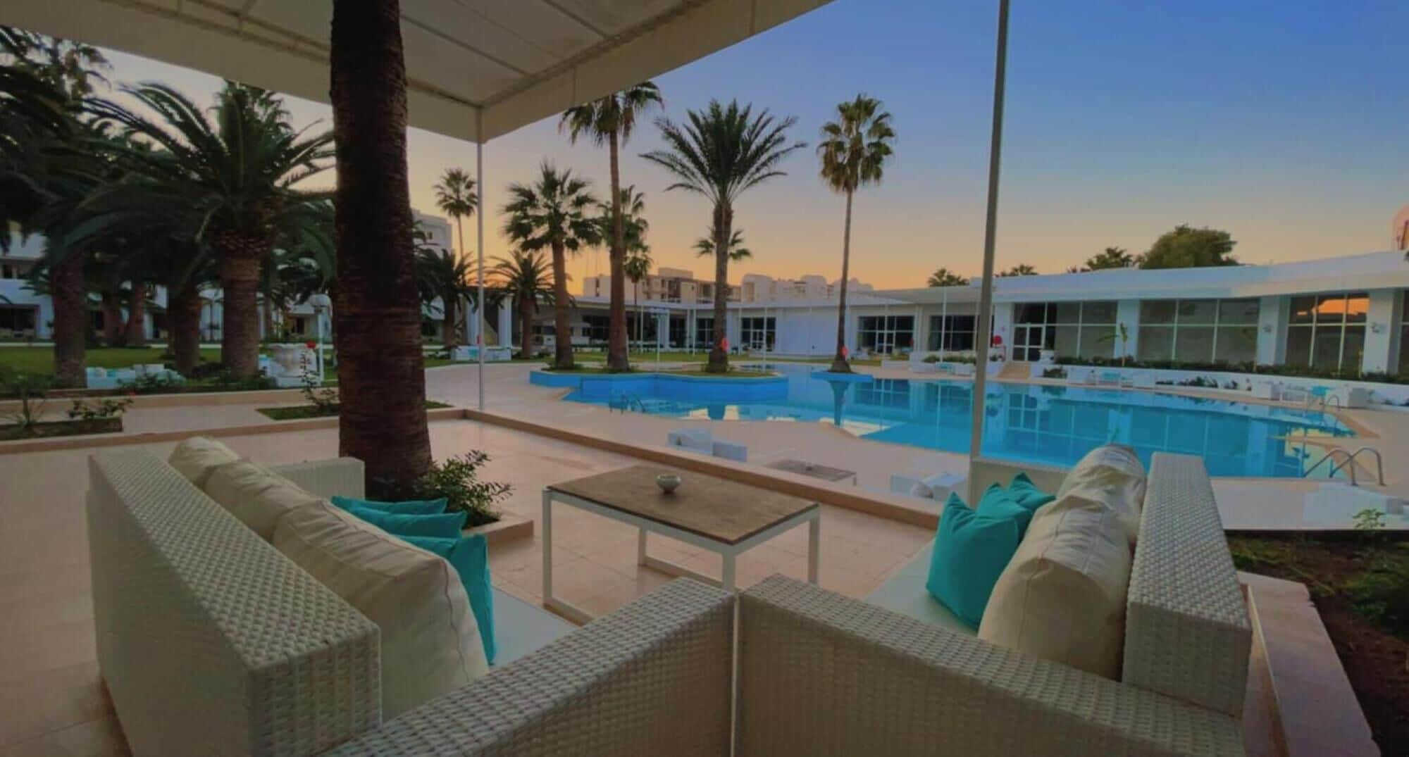 Inomhuspool och en säsongsöppen utomhuspool