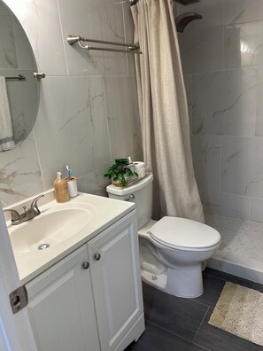 Dusj, hårføner, håndklær og såpe