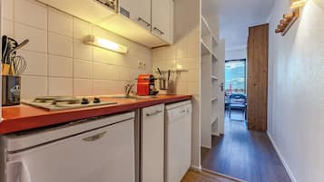 Lemari es kecil, microwave, oven, dan kompor