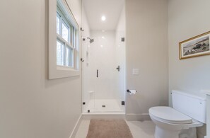 Shower, hair dryer, towels, toilet paper - Highland Hills Cottage (Highlands)
