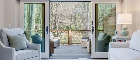 Una televisión, una chimenea