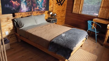 Classic Cabin, Pets allowed | Desk, laptop workspace, iron/ironing board