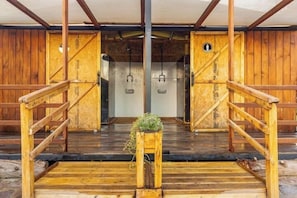 Chalet rustique classique, animaux de compagnie acceptés | Salle de bain | Douche, séchoir à cheveux, serviettes fournies, savon