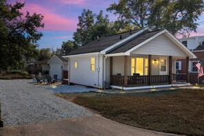 Exterior - Stay & Play in The Heights! (Peoria Heights)