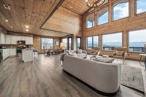 Smart-TV, peis, videospill og fotballspill