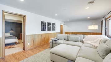 4 bedrooms, iron/ironing board, free WiFi, bed sheets