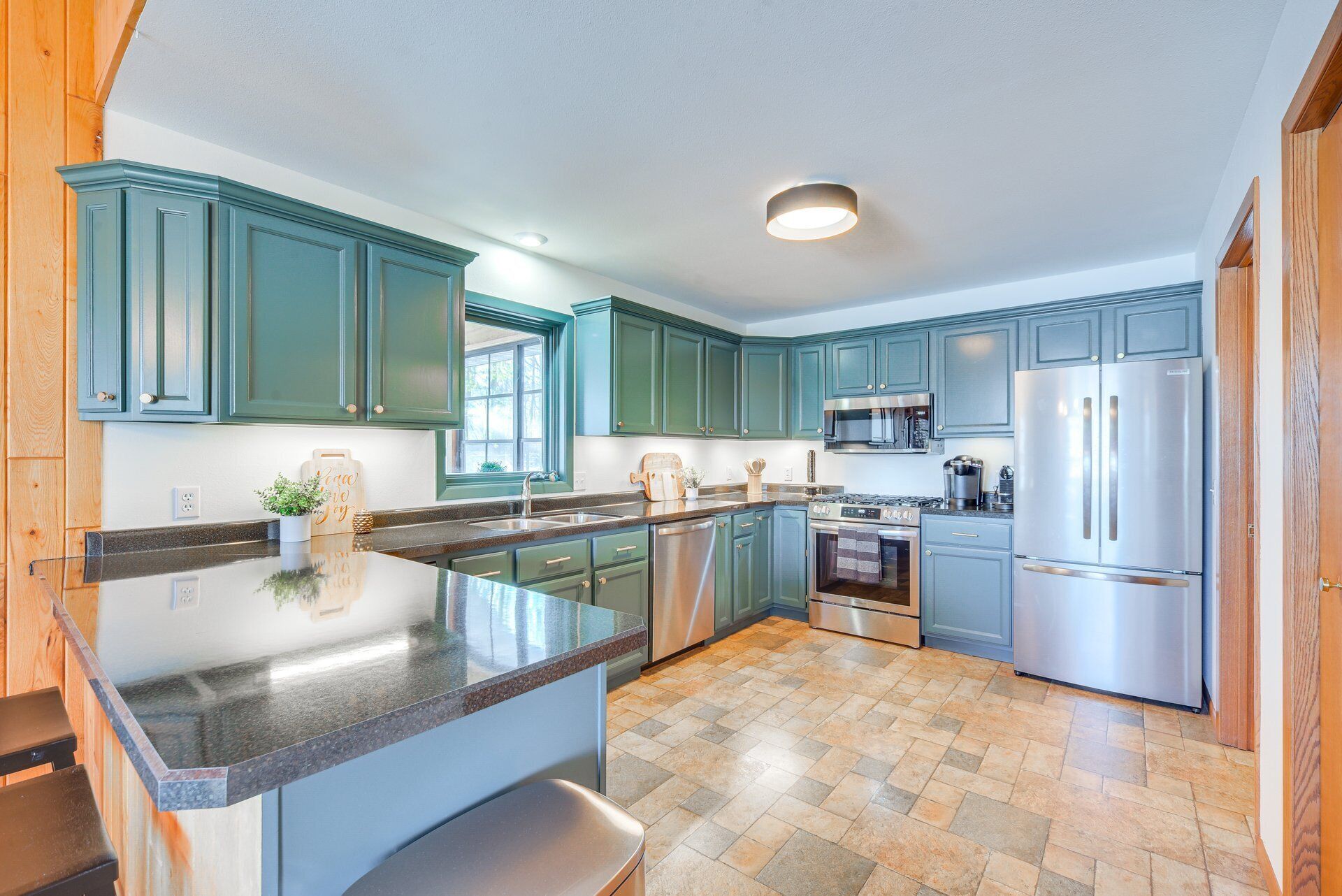 冷蔵庫、電子レンジ、オーブン、コンロ