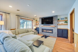 Smart TV, fireplace, ping pong - MacLeod Landing - Lakefront Cabin with Boat Dock + Full Gym + Game Room (Hayward)