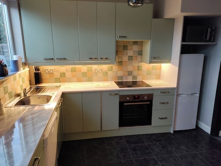 Geladeira, micro-ondas, fogão, cooktop