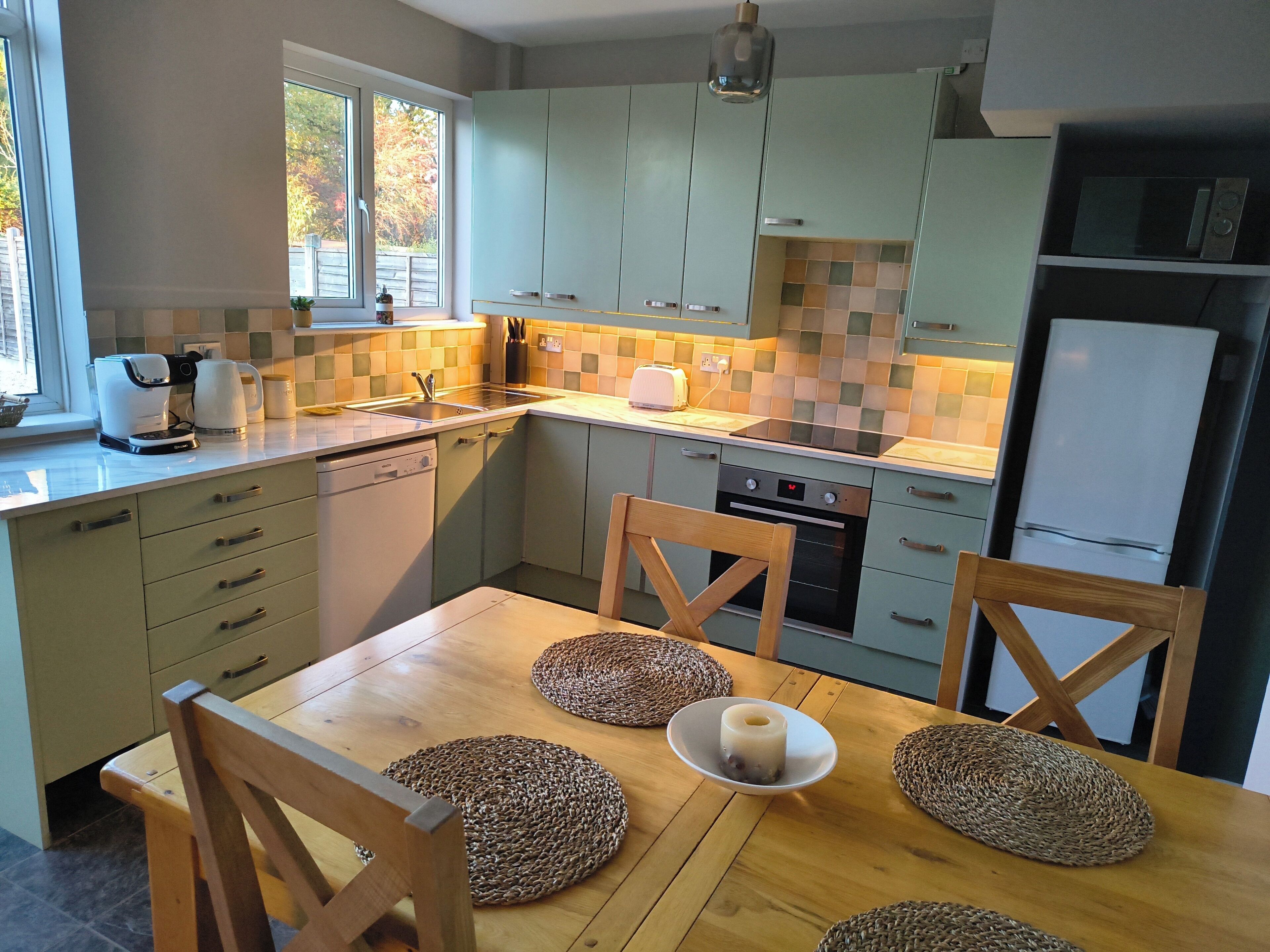 Kühlschrank, Mikrowelle, Ofen, Herdplatte